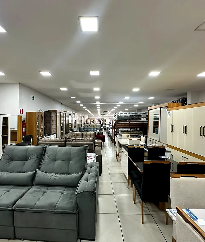 Mesas e cadeiras em ambiente de showroom